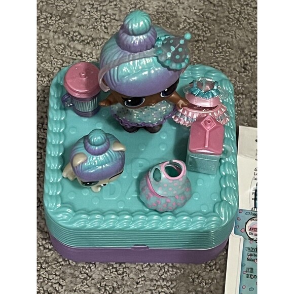 LOL Surprise Deluxe Sprinkles Doll & Pet Present Surprise Sprin-Claws pet kitten - Picture 4 of 4